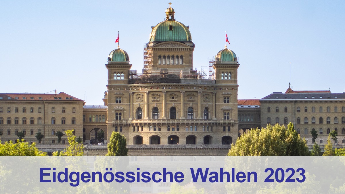 Bundeshaus in Bern von hinte (Bundesterrasse). Darunter Text: Eidgenössische Wahlen 2023.