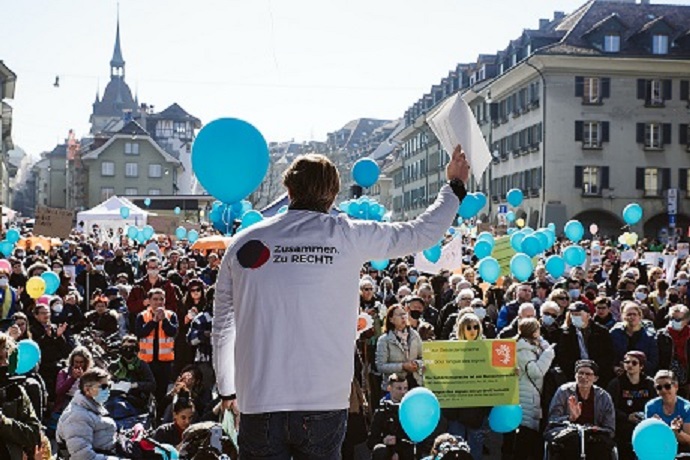 Mobilisation massive tous handicaps confondus: 1500 personnes manifestent à Berne pour réveiller nos autorités. Photo: Eve Kohler.