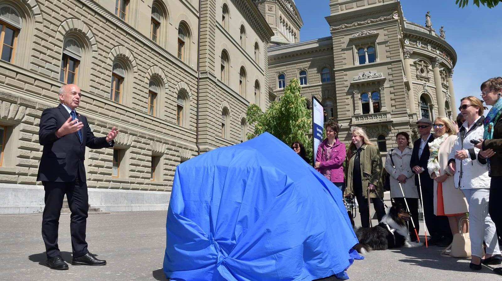 Bundesrat Ueli Maurer vor dem verhülltem Bundeshausmodell