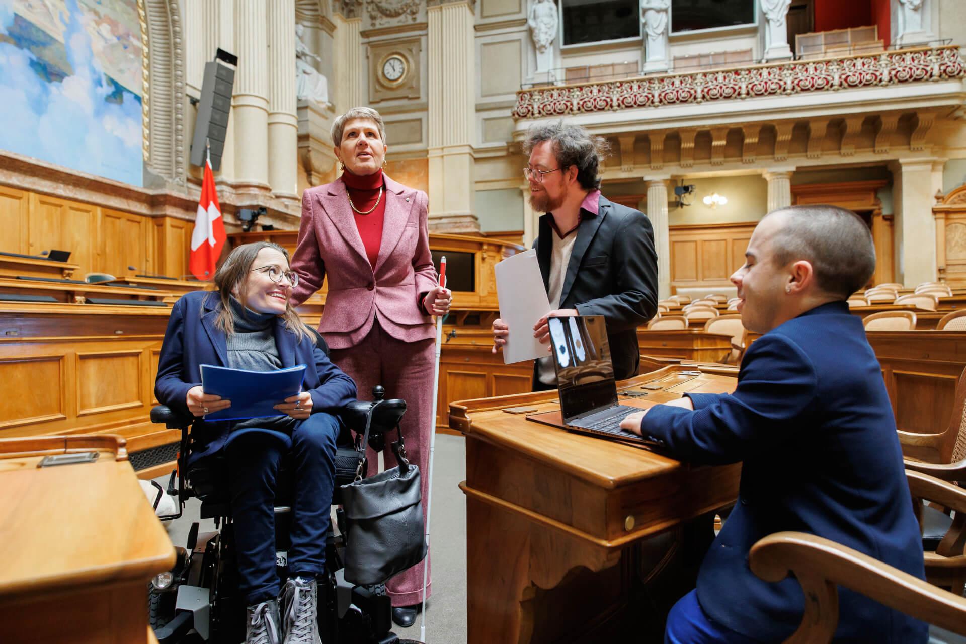 Quatre personnes handicapées agissent au Palais fédéral.