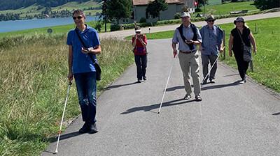 3 blinde und 2 erheblich sehbehinderte Personen testen auf einer Wanderung die App MyWayPro
