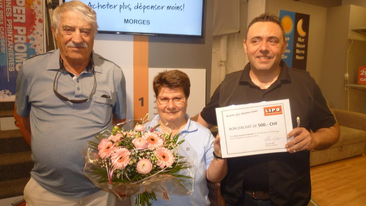 Flankiert von Sektionspräsident Mario Golfetto und LIPO-Filialleiter Vincenzo Oliva (rechts) in Morges freut sich Jacqueline Mérinat über den gewonnenen Einkaufsgutschein bei den LIPO-Einrichtungsmärkten.
