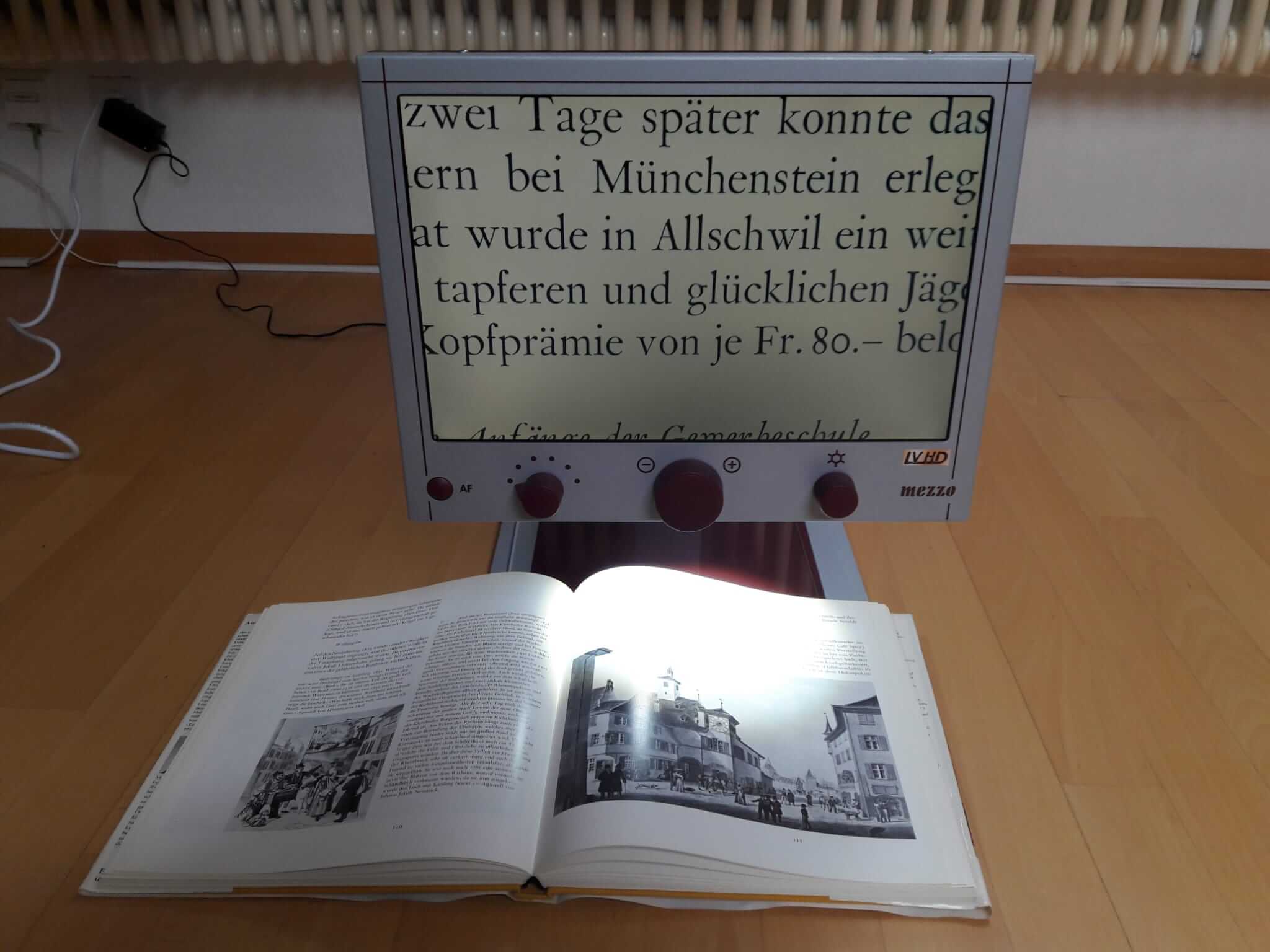 Das Bildschirmlesesystem von vorne, mit Buch.