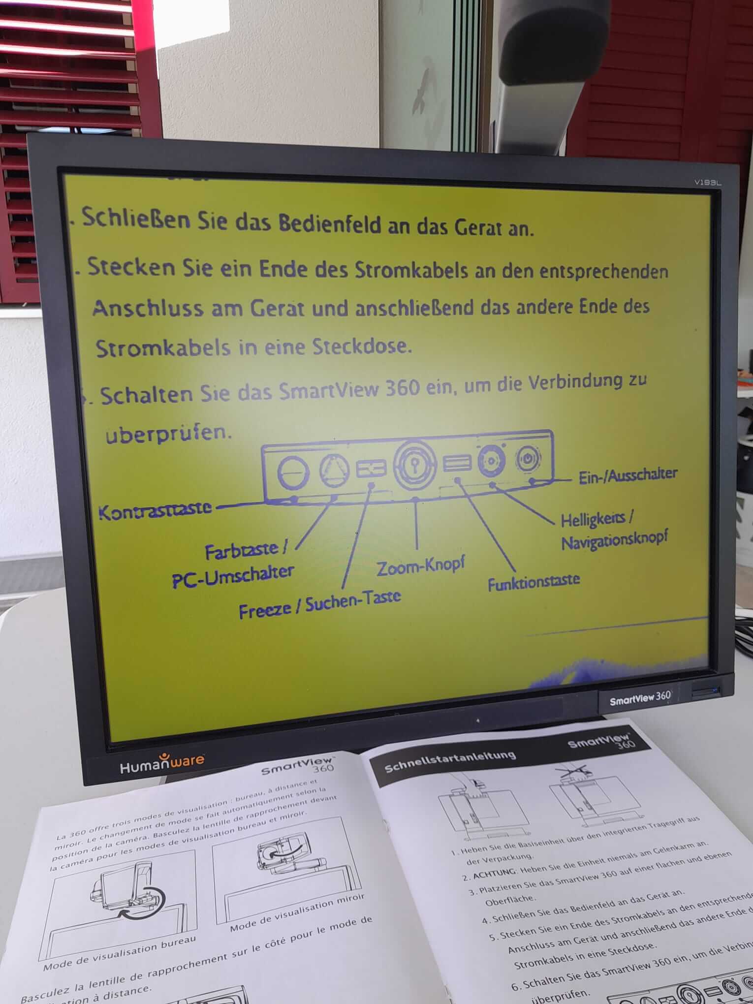 Humanware SmartView 360: Bildschirm von vorne, gelber Hintergrund.