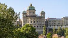 Grossaufnahme des Bundeshauses von der Monijoubrücke in Bern aus fotografiert
