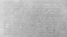 Vue rapproché d’une plaque de pierre blanche avec inscription en braille (la description de la fontaine de Trevi à Rome)