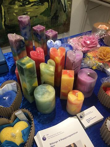 Markttisch mit selbstgemachten Kerzen