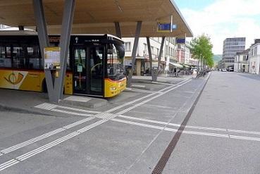 Postauto-Busbahnhof mit Leitliniensystem