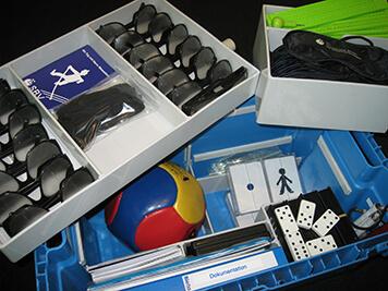 Infobox mit Simulationsbrillen, tastbaren Spielen, Blindenschriftschreibtafeln, u.a.