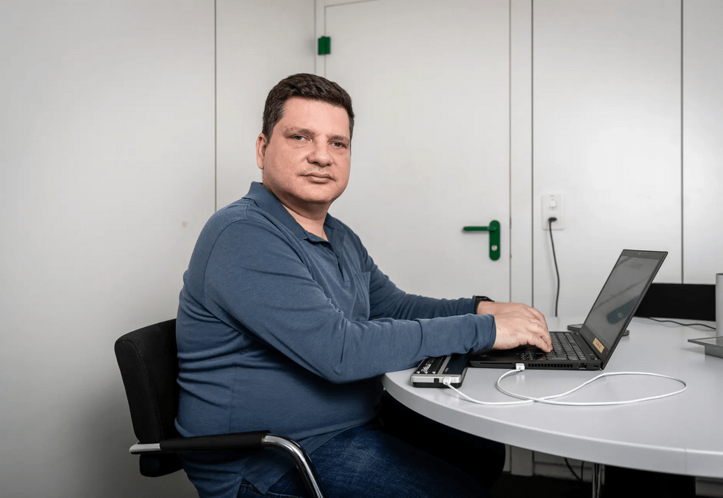 Luciano Butera an einem Laptop mit Braille-Zeile