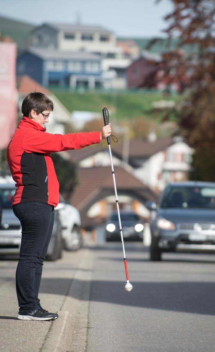 Daniela Moser demonstriert korrektes Verhalten im Strassenverkehr