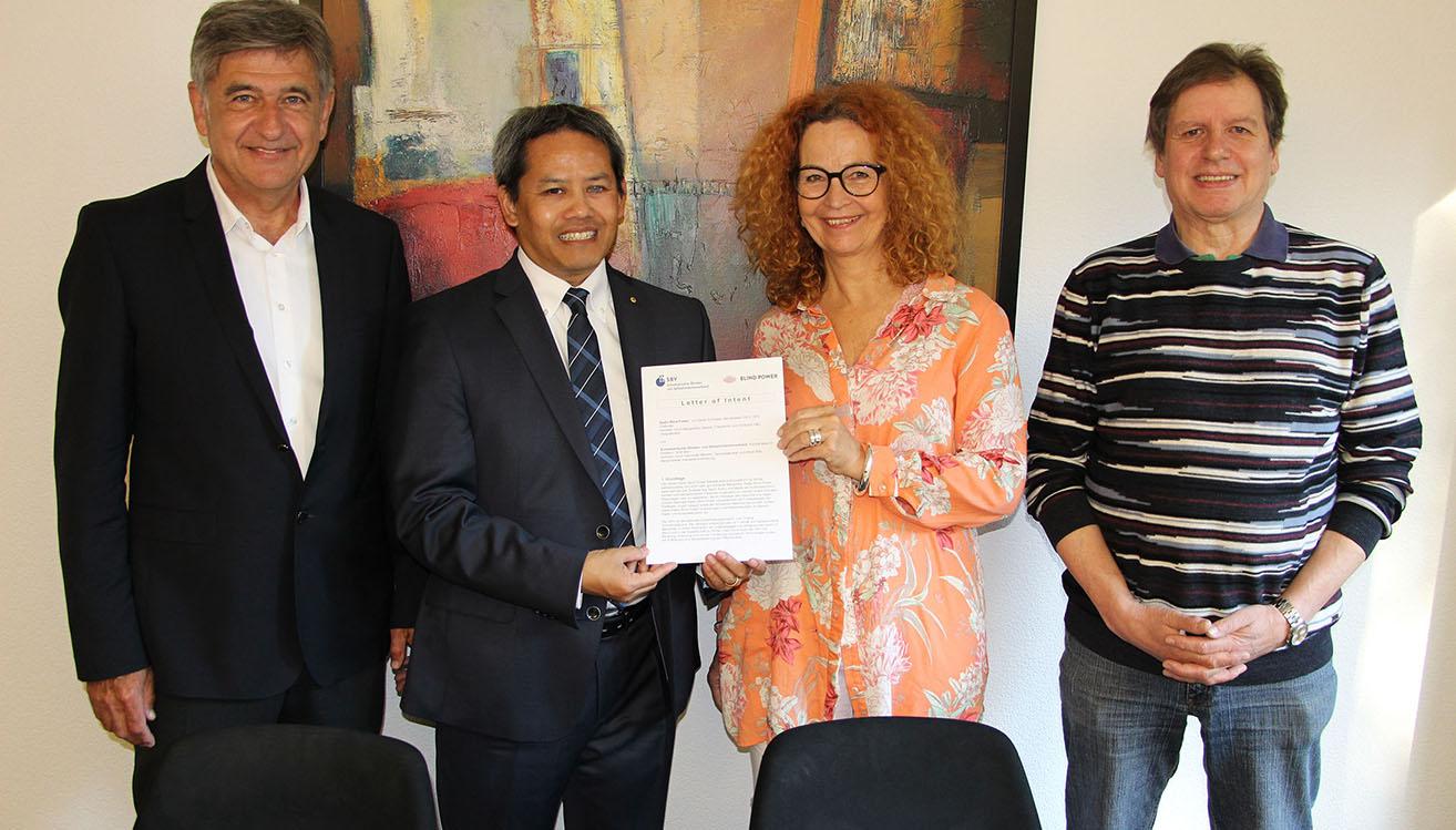 Gemeinsame Ziele: Alfred Rikli, Kannarath Meystre, Margaretha Glauser und Christoph Häni (v.l.n.r.) anlässlich der Unterzeichnung des «Letter of Intent» in Bern.