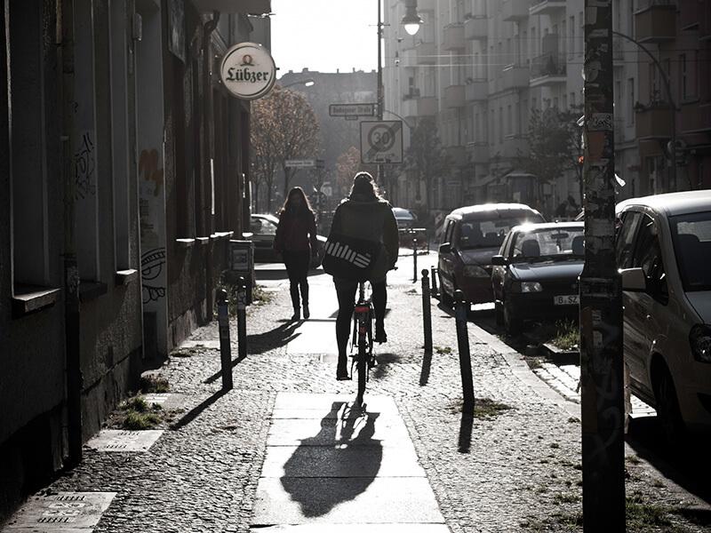 Fahrradfahrer auf Gehweg in der Innenstadt