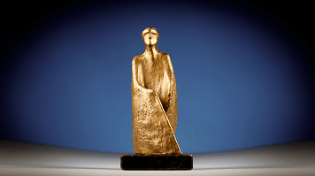 Bronzefigur mit einem Langstock als Pokal