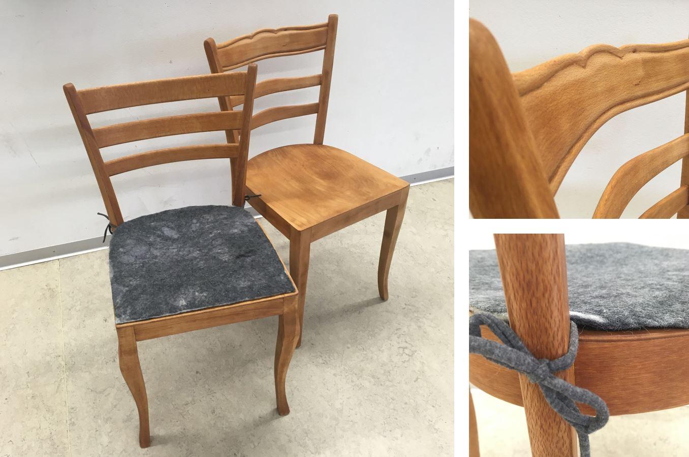 Zwei Holzstühle nature abgeschliffen, mit grau-melliertem Sitzkissen aus Filzwolle