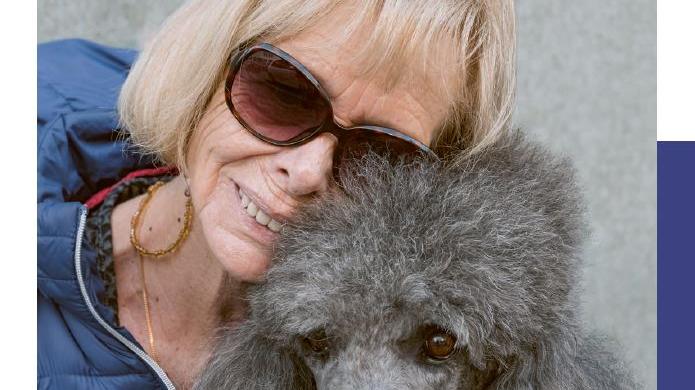 Die Titelseite der aktuellen Ausgabe des «Augenblick». Darauf zu sehen ist Marianne Gilgen mit ihrem Führhund Zeus.